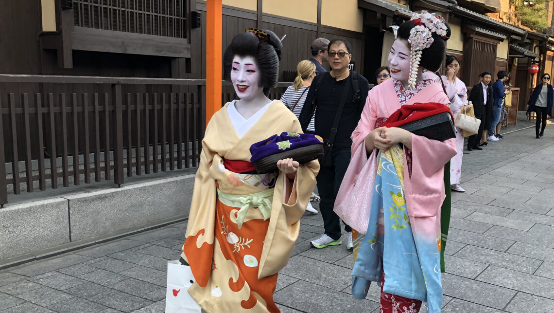 Geishas se promenant dans le quartier de Gion à Kyoto