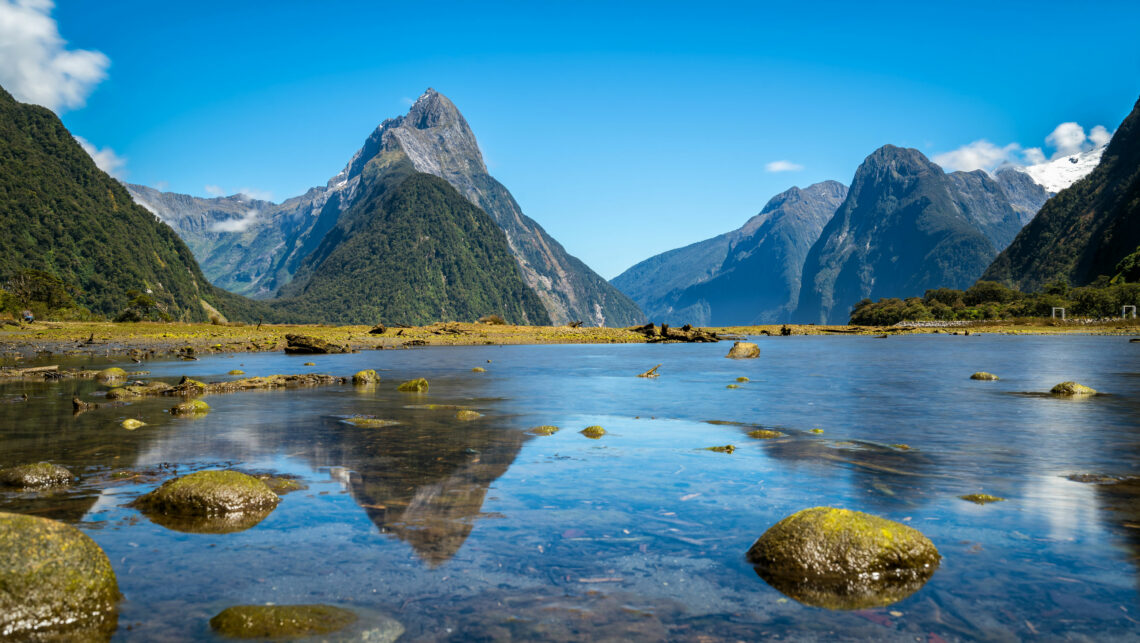 paysage Nouvelle-Zélande mer et montagnes