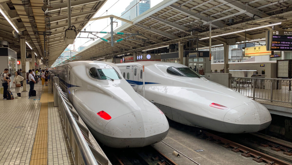 Le train Shinkansen arrive en gare