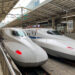 Le train Shinkansen arrive en gare