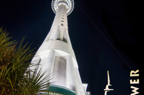 La tour Sky Tower en nouvelle-zelande vu le soir